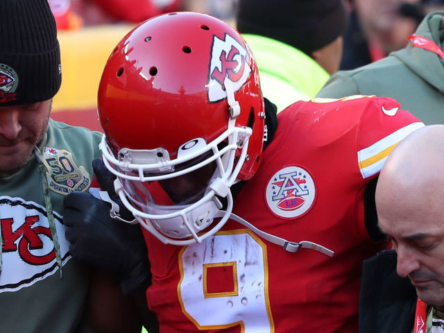 Kansas City Chiefs wide receiver JuJu Smith-Schuster (9) catches a