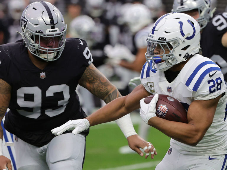 Live coverage: Raiders lose to Colts, booed off the field at