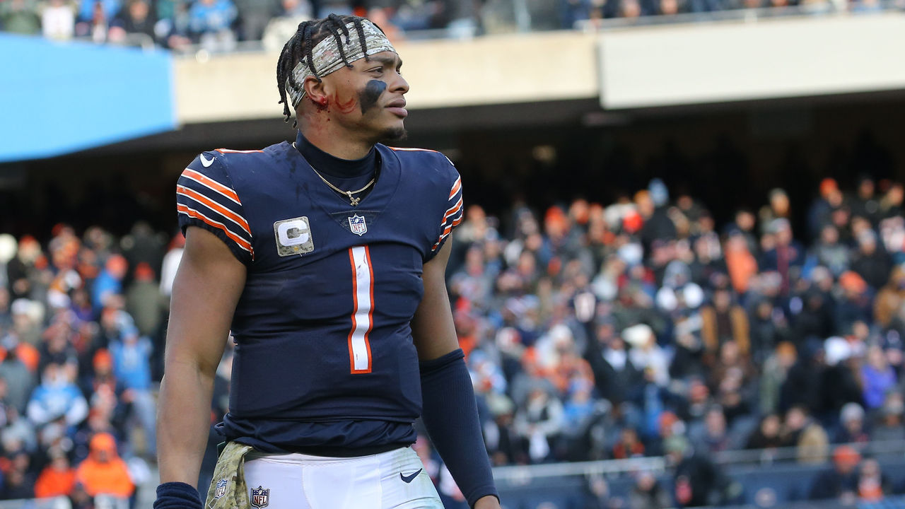 Bears QB Fields rushes for 178 yards in loss to Dolphins