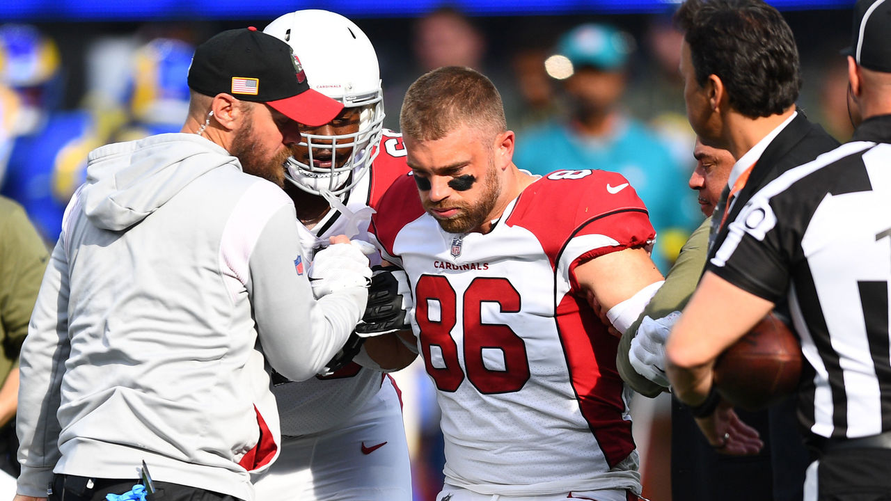 Cardinals TE Zach Ertz carted off the field in game vs. Rams