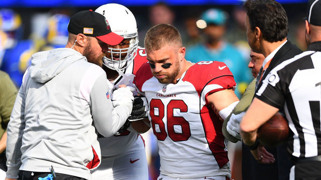 INGLEWOOD, CA - NOVEMBER 13: Arizona Cardinals tight end Zach Ertz (86) is helped off the field after being injured during the NFL game between the Arizona Cardinals and the Los Angeles Rams on November 13, 2022, at SoFi Stadium in Inglewood, CA.