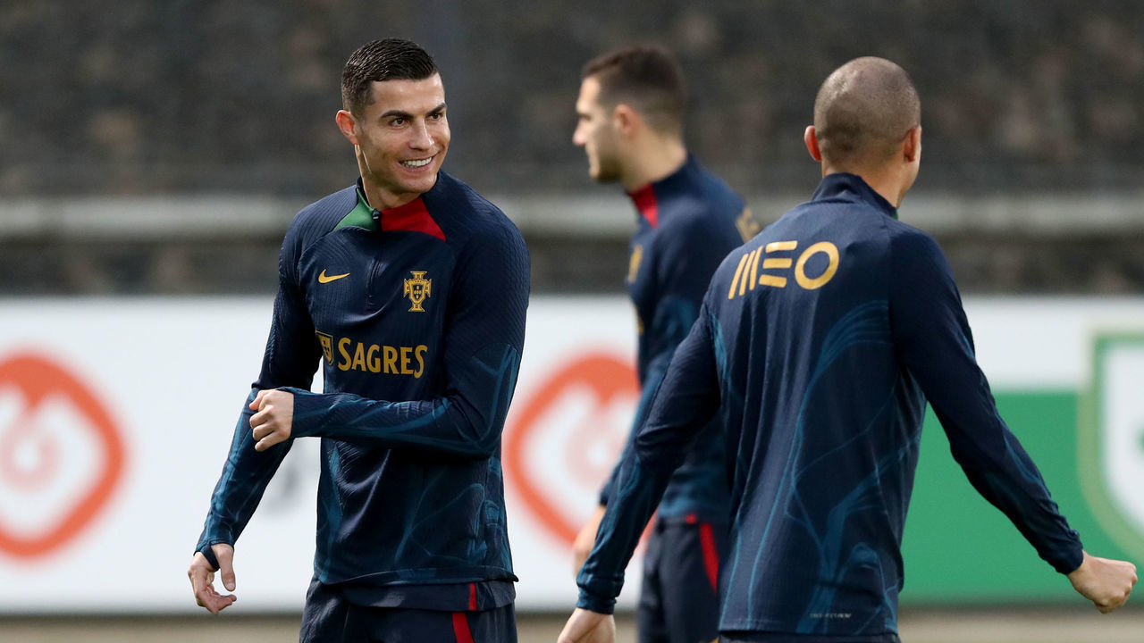 Portugal's forward Cristiano Ronaldo (L) attends a training session at Cidade do Futebol training camp in Oeiras, Portugal, on November 14, 2022, ahead of the Qatar 2022 World Cup football tournament.
