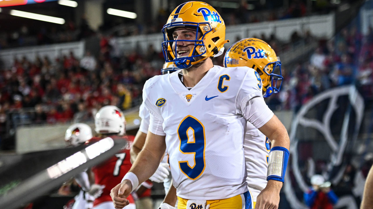 LOUISVILLE, KY - OCTOBER 22: Pittsburgh QB Kedon Slovis (9) during a college football game between the Pittsburgh Panthers and Louisville Cardinals on October 22, 2022 at Cardinal Stadium in Louisville, Kentucky.