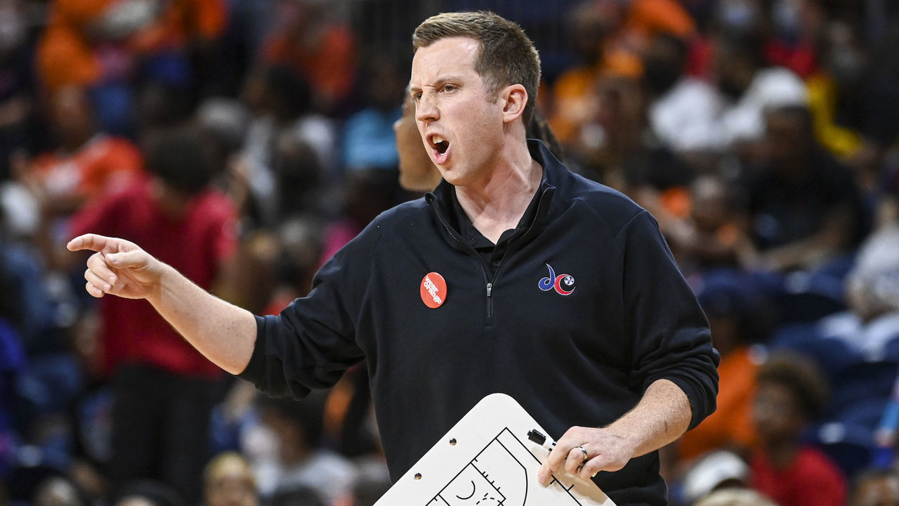 WASHINGTON, DC - JUNE 3: Washington Mystics associate head coach Eric Thibault directs his team during action against the New York Liberty at the Entertainment and Sports Arena. Photo by Jonathan Newton/The Washington Post via Getty Images)