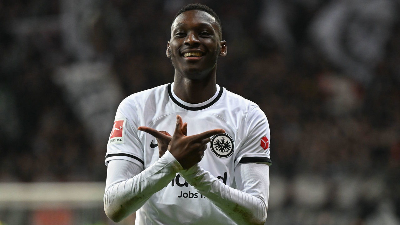09 November 2022, Hessen, Frankfurt/Main: Soccer: Bundesliga, Eintracht Frankfurt - TSG 1899 Hoffenheim, Matchday 14 at Deutsche Bank Park. Frankfurt's goal scorer Randal Kolo Muani celebrates after his goal for 2:0. Photo: Arne Dedert/dpa - IMPORTANT NOTE: In accordance with the requirements of the DFL Deutsche Fußball Liga and the DFB Deutscher Fußball-Bund, it is prohibited to use or have used photographs taken in the stadium and/or of the match in the form of sequence pictures and/or video-like photo series.