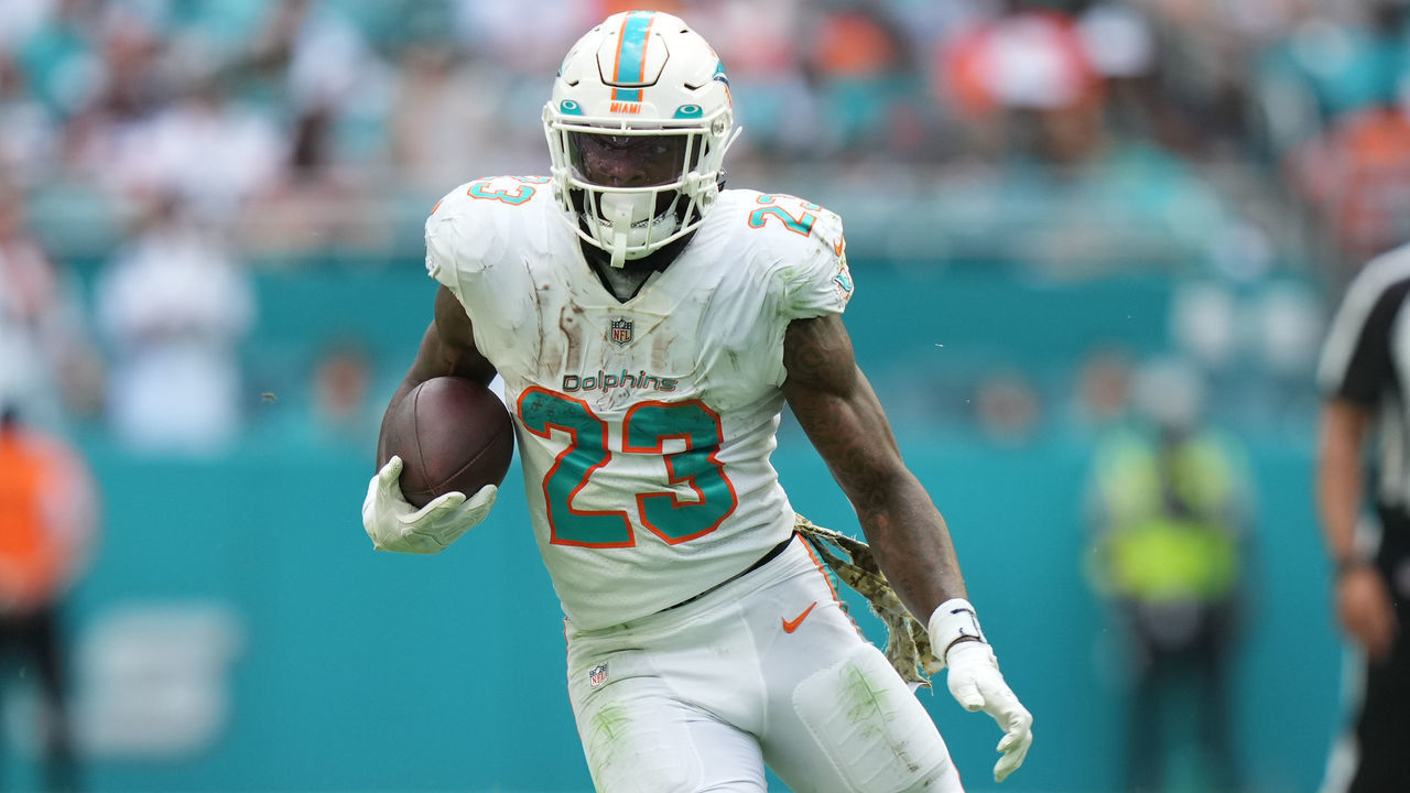 MIAMI GARDENS, FL - NOVEMBER 13: Miami Dolphins running back Jeff Wilson Jr. (23) runs for a big gain during the game between the Cleveland Browns and the Miami Dolphins on Sunday, November 13, 2022 at Hard Rock Stadium in Miami Gardens, Fla.