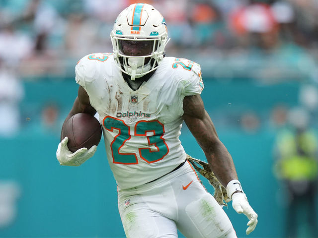 MIAMI GARDENS, FL - NOVEMBER 13: Miami Dolphins running back Jeff Wilson Jr. (23) runs for a big gain during the game between the Cleveland Browns and the Miami Dolphins on Sunday, November 13, 2022 at Hard Rock Stadium in Miami Gardens, Fla.