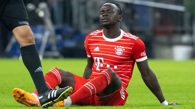 08 November 2022, Bavaria, Munich: Soccer: Bundesliga, FC Bayern Munich - SV Werder Bremen, Matchday 14 at the Allianz Arena: Sadio Mane of Munich sits on the pitch. A week and a half before the start of the World Cup, Bayern star recruit Sadio Mané had to be substituted after 20 minutes, stricken. How seriously Africa's Footballer of the Year is injured was an open question. Photo: Sven Hoppe/dpa - IMPORTANT NOTE: In accordance with the requirements of the DFL Deutsche Fußball Liga and the DFB Deutscher Fußball-Bund, it is prohibited to use or have used photographs taken in the stadium and/or of the match in the form of sequence pictures and/or video-like photo series.