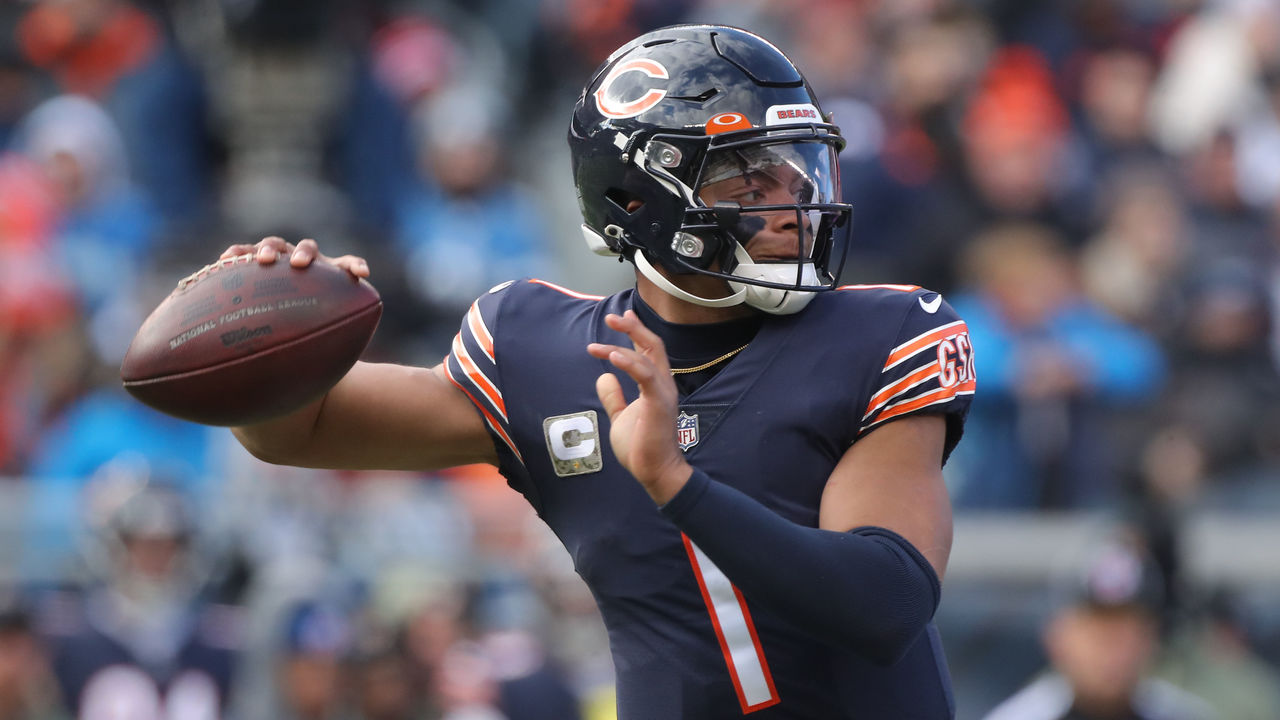 Justin Fields rushes for 147 yards in another Bears loss