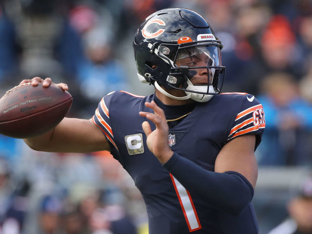 Roquan Smith debuts new Bears helmet, uniform combination