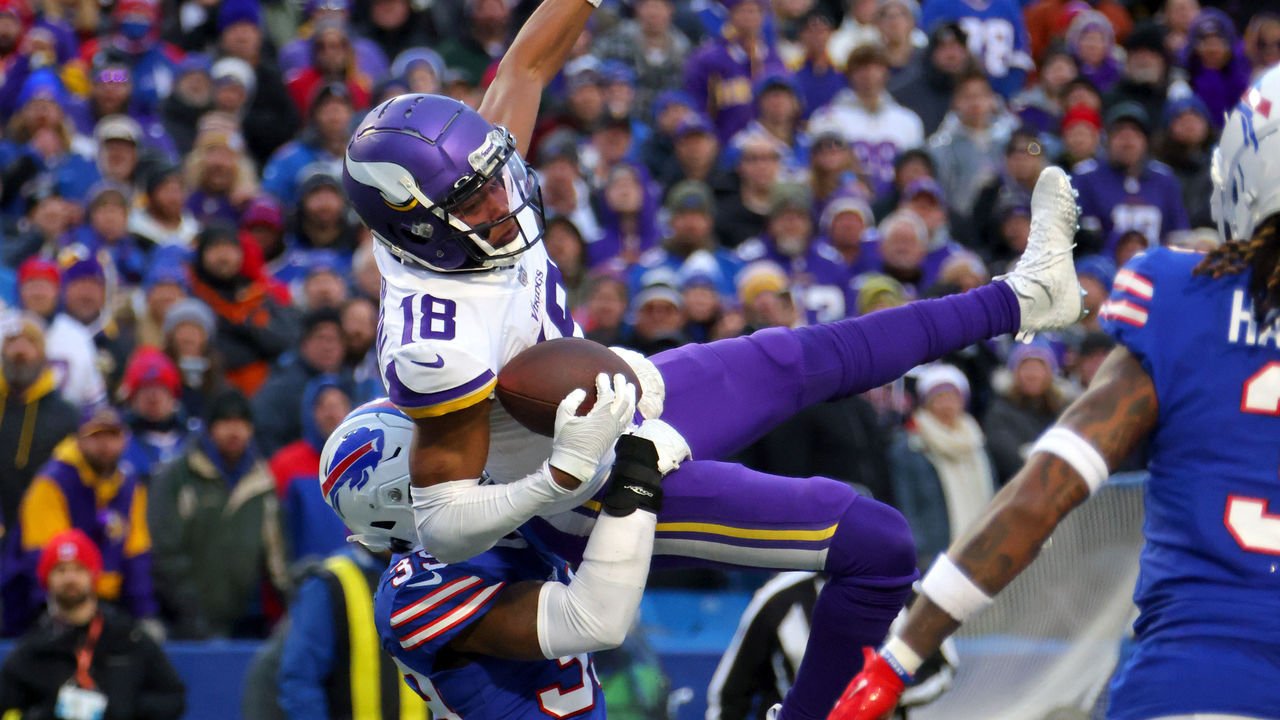 Justin Jefferson's Gloves & Sleeve Put In NFL Hall Of Fame After Greatest  Catch Of All Time 