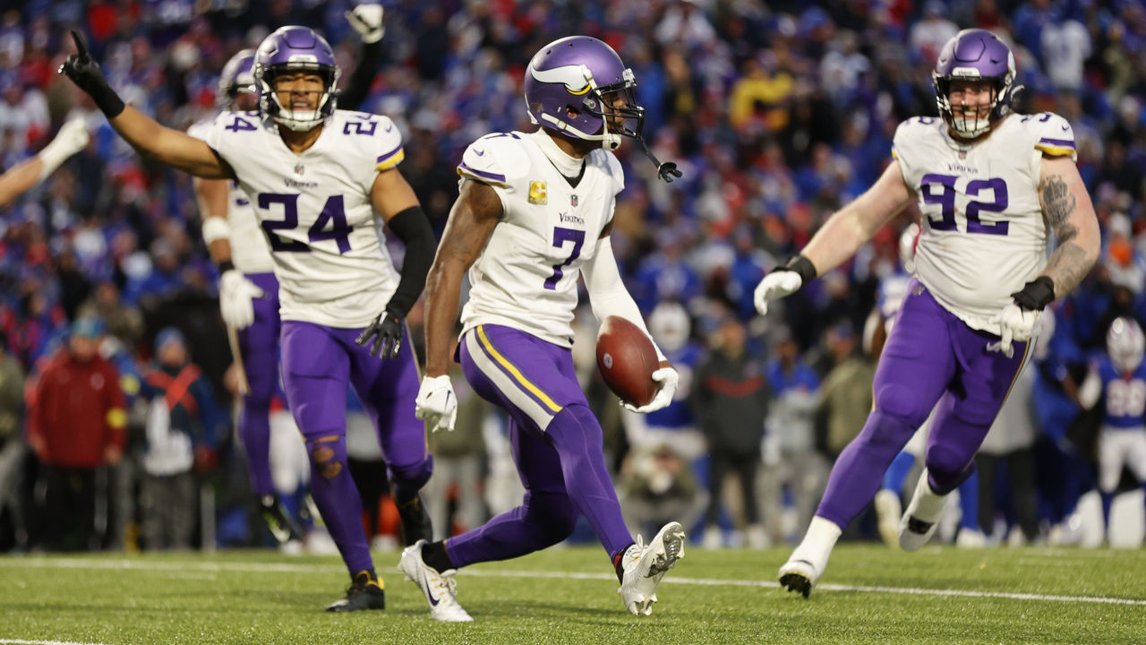 Kirk Cousins dances with celebration chains after Vikings win