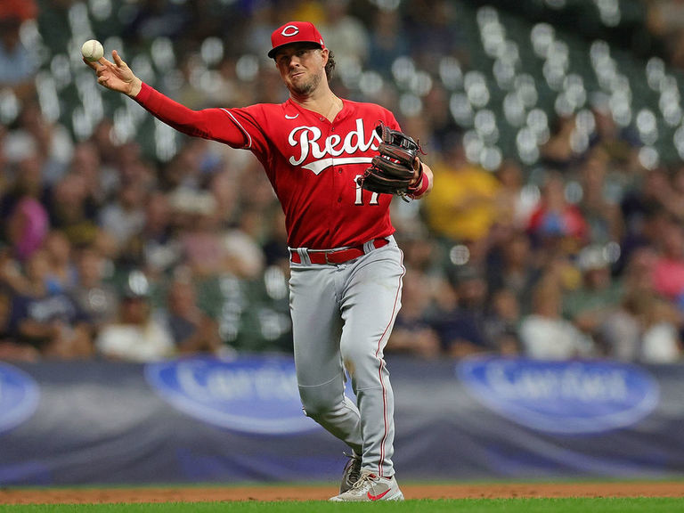 Reds trade Farmer to Twins, add Newman