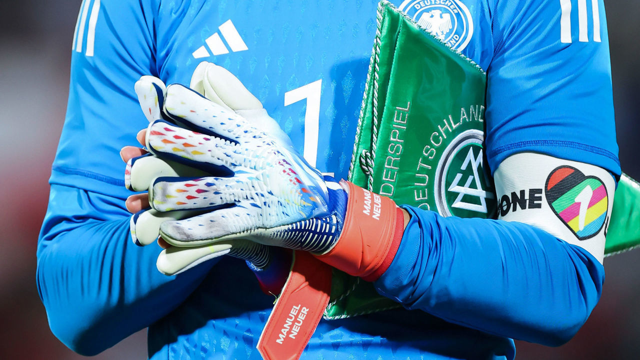 16 November 2022, Oman, Maskat: Soccer, international match, before the World Cup in Qatar, Oman - Germany at the Sultan Qabus Sports Center, Germany's goalkeeper and captain Manuel Neuer wears the captain's armband with the inscription "One Love". Photo: Christian Charisius/dpa