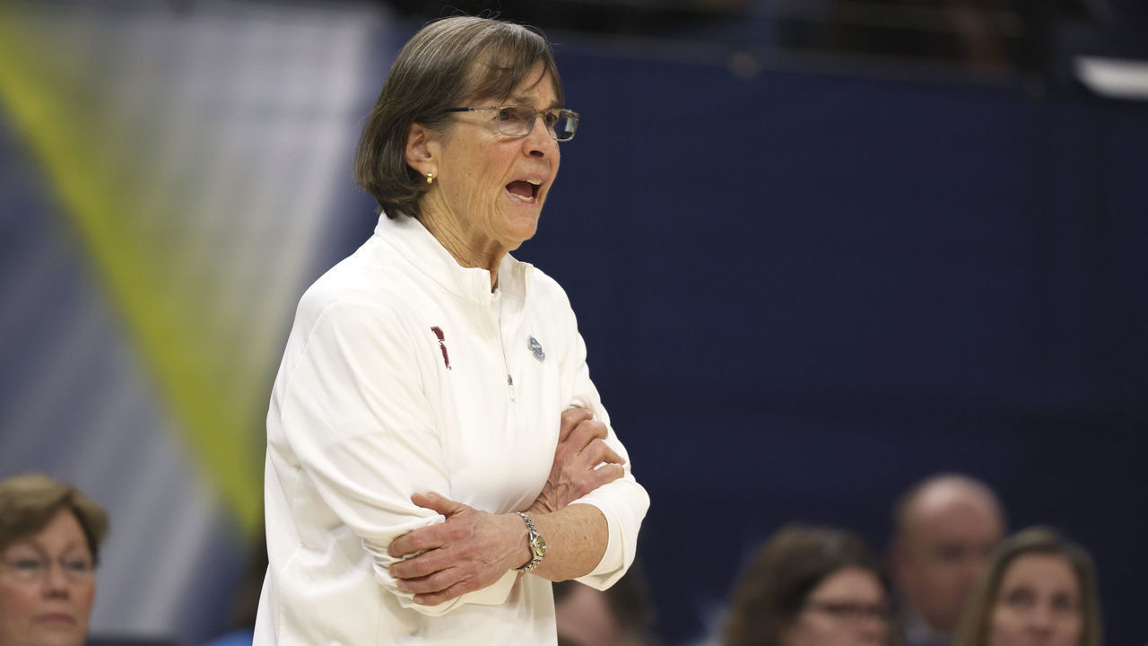 College Basketball: NCAA Final Four: Stanford head coach Tara VanDerveer looks on vs UConn at Target Center. Minneapolis, MN 4/1/2022 CREDIT: David E. Klutho (Set Number: X163998 TK2)