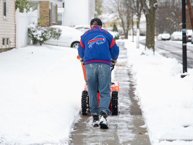 Bills dig themselves out of snow to make trip to Detroit