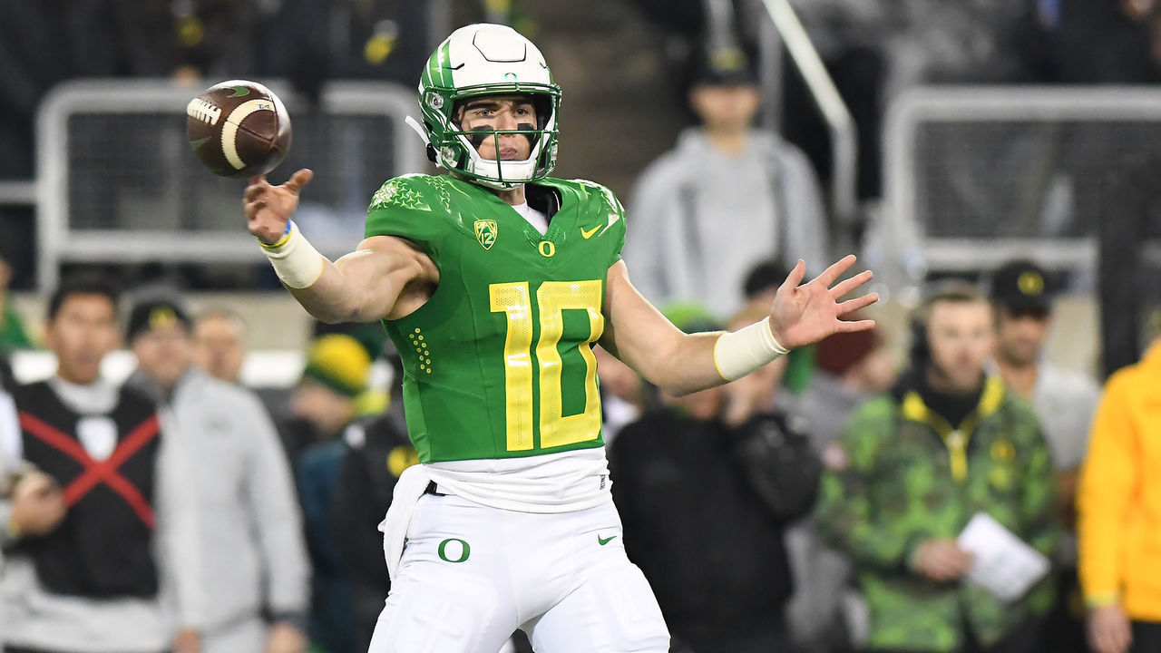 EUGENE, OR - NOVEMBER 19: Oregon Ducks quarterback Bo Nix (10) passes the ball during a PAC-12 Conference football game between the Utah Utes and Oregon Ducks on November 19, 2022 at Autzen Stadium in Eugene, Oregon.