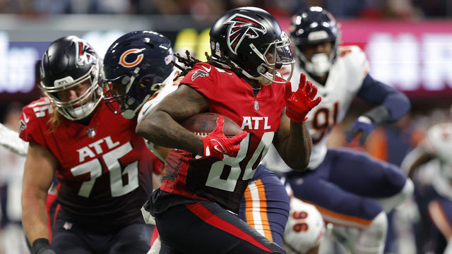 ATLANTA, GEORGIA - NOVEMBER 20: Cordarrelle Patterson #84 of the Atlanta Falcons runs the ball during the first quarter against the Chicago Bears at Mercedes-Benz Stadium on November 20, 2022 in Atlanta, Georgia.