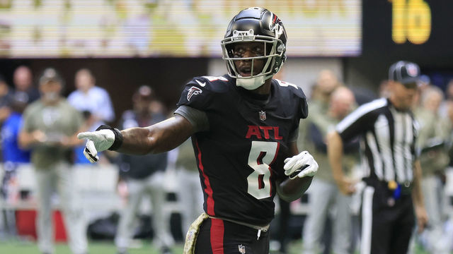 ATLANTA, GA - NOVEMBER 06: Atlanta Falcons tight end Kyle Pitts (8) directs the line during the Sunday afternoon NFL game between the Atlanta Falcons and the Los Angeles Chargers on November 6, 2022 at Mercedes-Benz Stadium in Atlanta, Georgia.