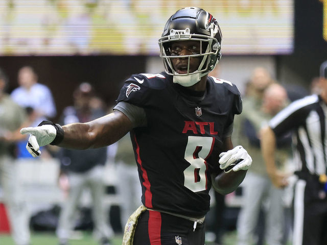 ATLANTA, GA - NOVEMBER 06: Atlanta Falcons tight end Kyle Pitts (8) directs the line during the Sunday afternoon NFL game between the Atlanta Falcons and the Los Angeles Chargers on November 6, 2022 at Mercedes-Benz Stadium in Atlanta, Georgia.