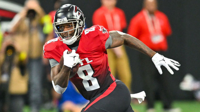 ATLANTA, GA NOVEMBER 20: Atlanta tight end Kyle Pitts (8) runs with the ball after a reception during the NFL game between the Chicago Bears and the Atlanta Falcons on November 20th, 2022 at Mercedes-Benz Stadium in Atlanta, GA.