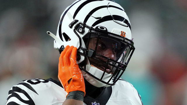 CINCINNATI, OHIO - SEPTEMBER 29: Running back Joe Mixon #28 of the Cincinnati Bengals warms up prior to the game against the Miami Dolphins at Paycor Stadium on September 29, 2022 in Cincinnati, Ohio.