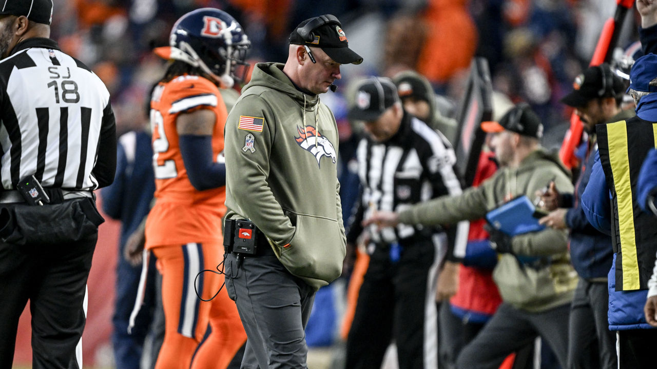 Hackett hands off play-calling duties, Broncos still sputter