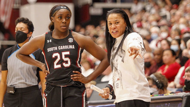 PALO ALTO, CA - NOVEMBER 20: South Carolina Gamecocks G Raven Johnson (25) gets an earful from Head Coach Dawn Stanley during the game between the South Carolina Gamecocks and the Stanford Cardinal on November 20, 2022 at Maples Pavilion in Palo Alto, CA.