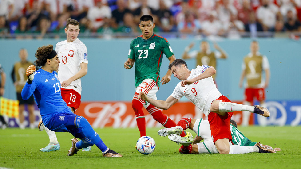 Lewandowski misses penalty as Poland draw 0-0 with Mexico in World Cup  Group C -Xinhua