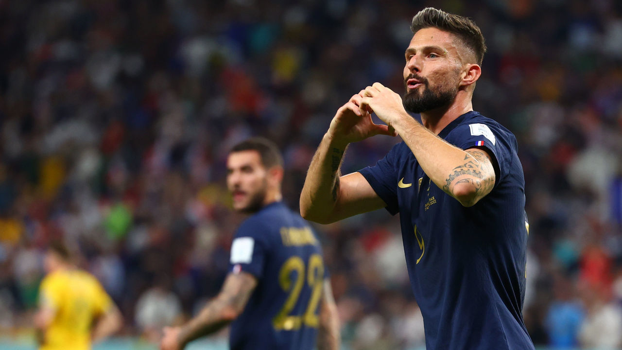 22 November 2022, Qatar, Al Wakrah: Soccer: World Cup, France - Australia, Preliminary Round, Group D, Matchday 1, al-Janoub Stadium, Olivier Giroud (r) of France celebrates his goal to make it 2:1. Photo: Tom Weller/dpa