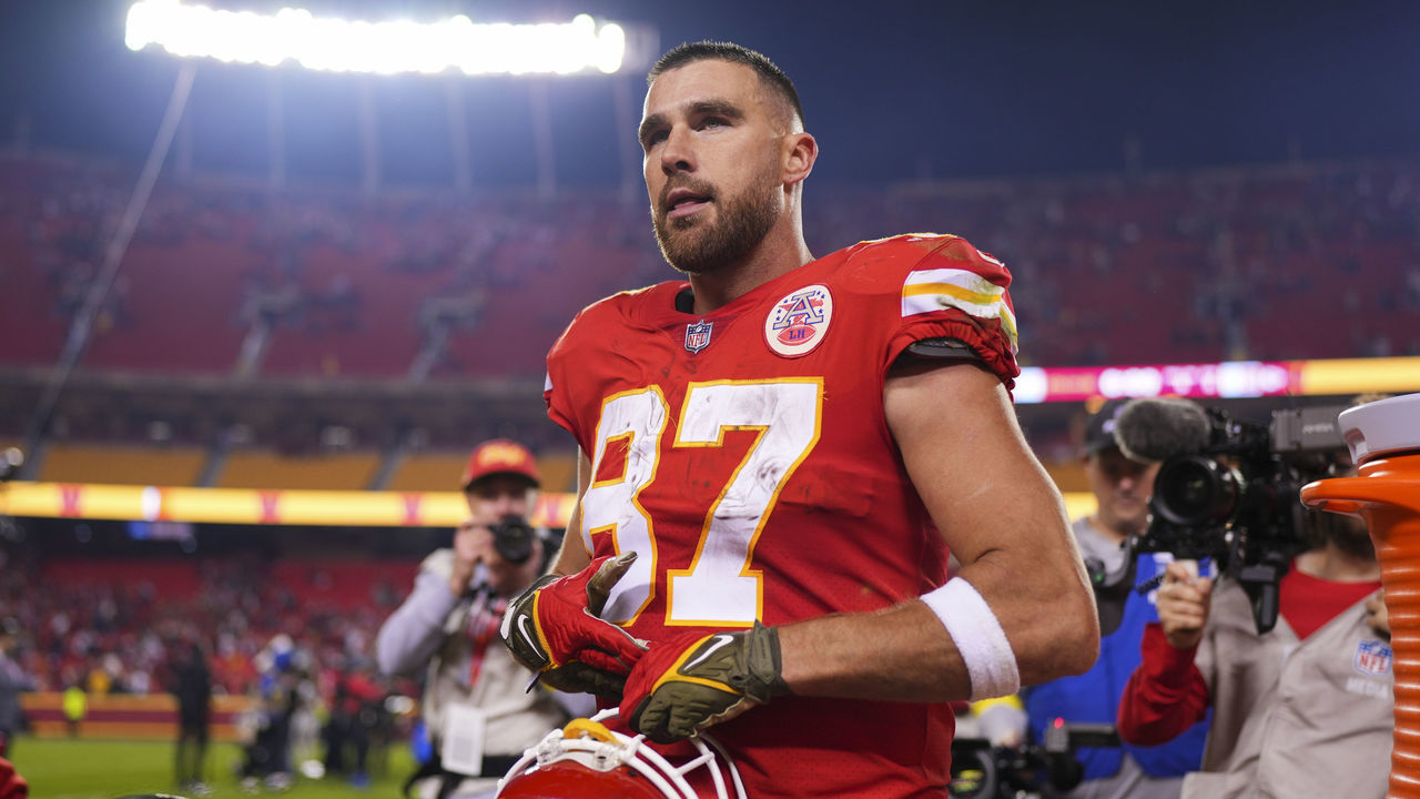 KANSAS CITY, MO - NOVEMBER 06: Travis Kelce #87 of the Kansas City Chiefs celebrates against the Tennessee Titans at GEHA Field at Arrowhead Stadium on November 6, 2022 in Kansas City, Missouri.