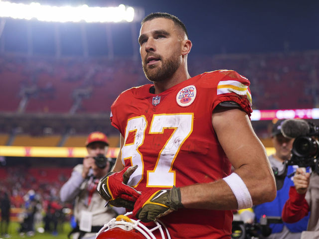 KANSAS CITY, MO - NOVEMBER 06: Travis Kelce #87 of the Kansas City Chiefs celebrates against the Tennessee Titans at GEHA Field at Arrowhead Stadium on November 6, 2022 in Kansas City, Missouri.