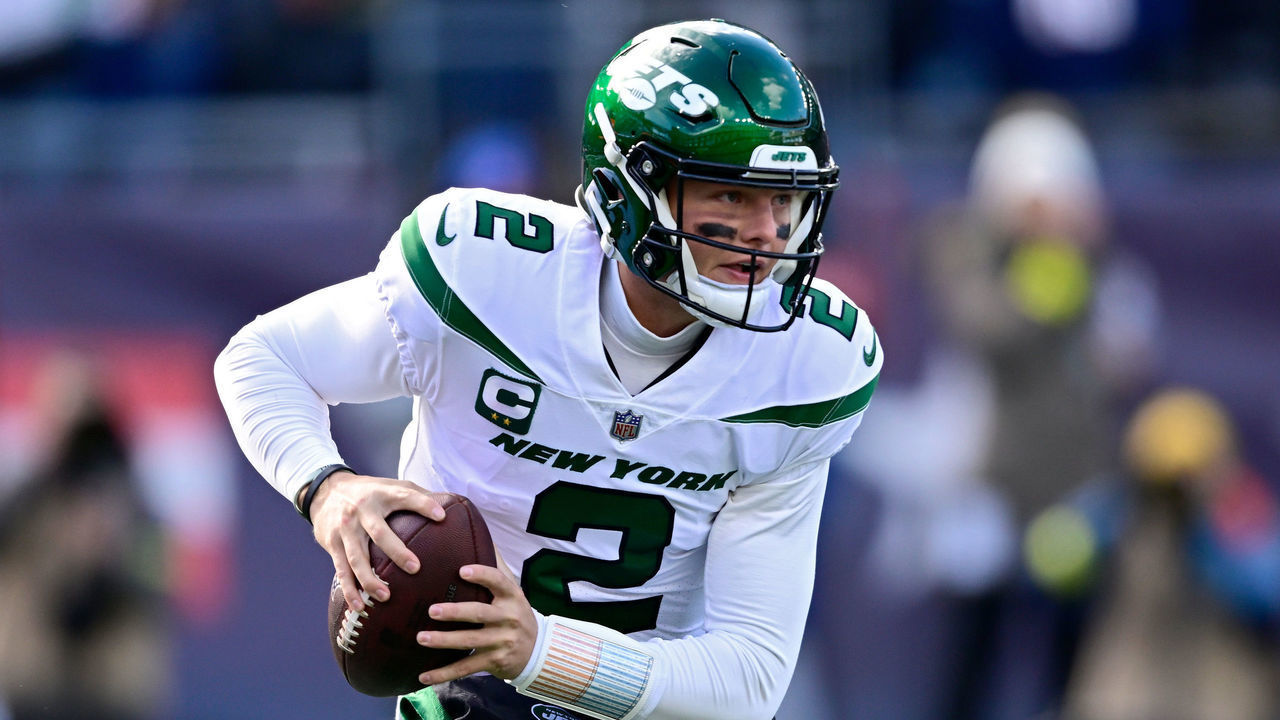FOXBOROUGH, MASSACHUSETTS - NOVEMBER 20: Zach Wilson #2 of the New York Jets looks to pass against the New England Patriots during the first quarter at Gillette Stadium on November 20, 2022 in Foxborough, Massachusetts.