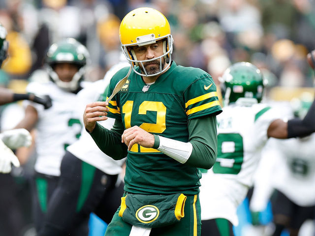 Aaron Rodgers injury: Packers QB getting his thumb examined in