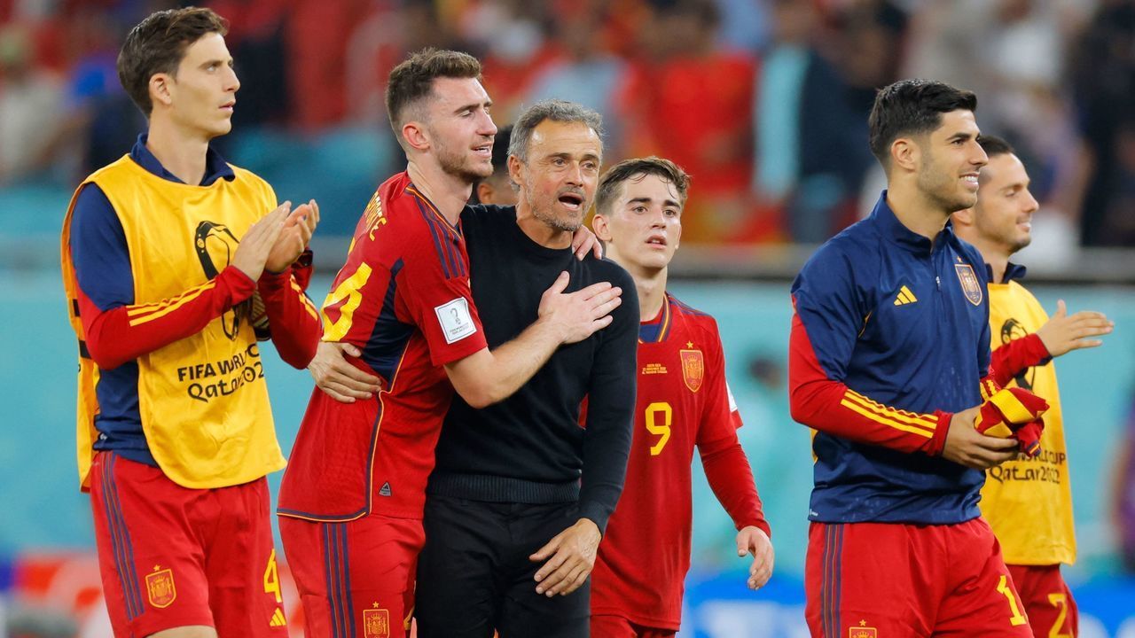 Spain's coach #00 Luis Enrique congratulates his team on their victory after the Qatar 2022 World Cup Group E football match between Spain and Costa Rica at the Al-Thumama Stadium in Doha on November 23, 2022.