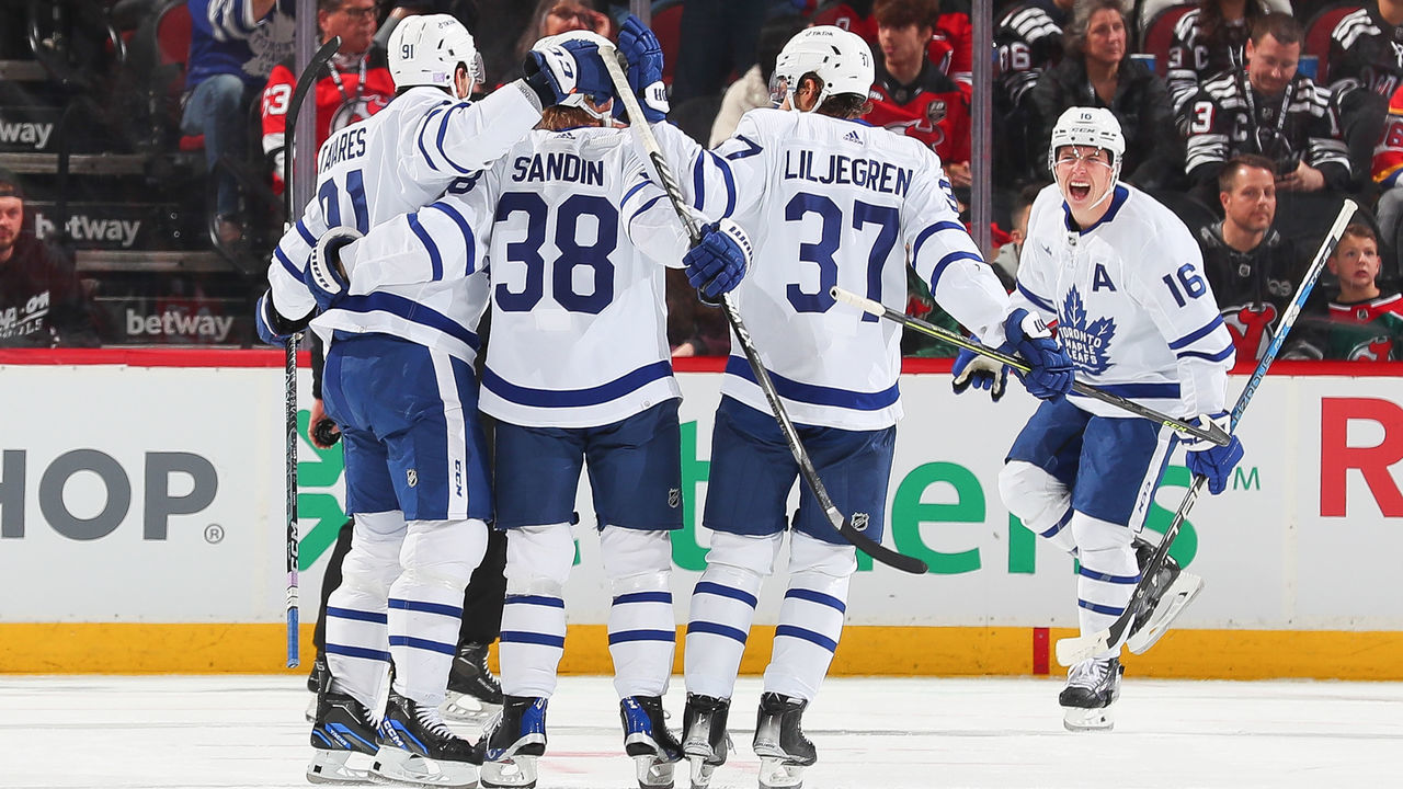 NEWARK, NJ - NOVEMBER 23: John Tavares #91 of the Toronto Maple Leafs celebrates his goal with teammates during the first period of the game against the New Jersey Devils on November 23, 2022 at the Prudential Center in Newark, New Jersey.