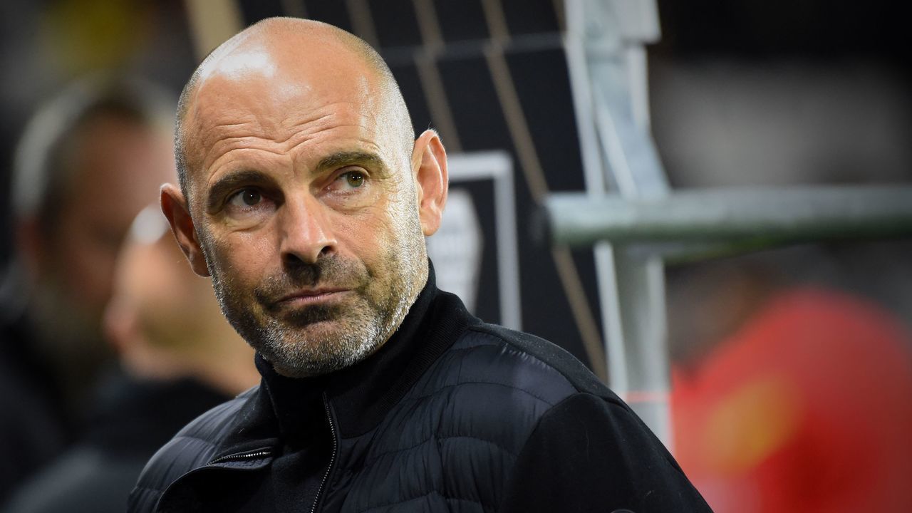 Angers' French head coach Gerald Baticle reacts during the French L1 football match between SCO Angers and RC Lens at The Raymond-Kopa stadium in Angers, western France, on November 5, 2022.