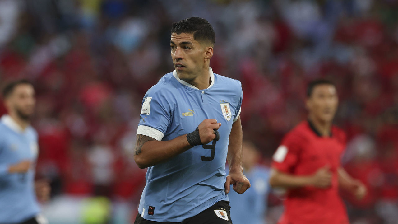 AL RAYYAN, QATAR - NOVEMBER 24: Luis Suárez of Uruguay in action during the FIFA World Cup Qatar 2022 Group H match between Uruguay and Korea Republic at Education City Stadium on November 24, 2022 in Al Rayyan, Qatar.