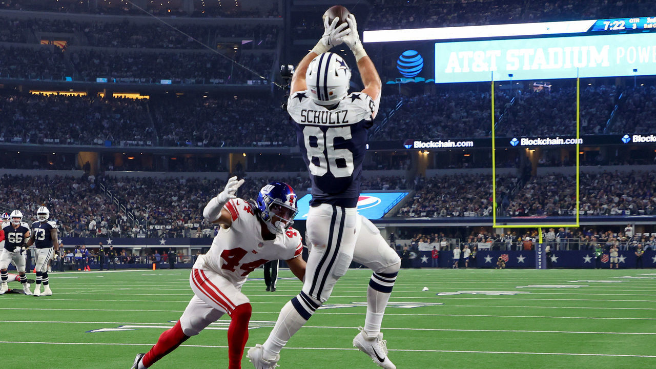 ARLINGTON, TEXAS - NOVEMBER 24: Dalton Schultz #86 of the Dallas Cowboys catches a touchdown pass during the second half in the game against the New York Giants at AT&T Stadium on November 24, 2022 in Arlington, Texas.