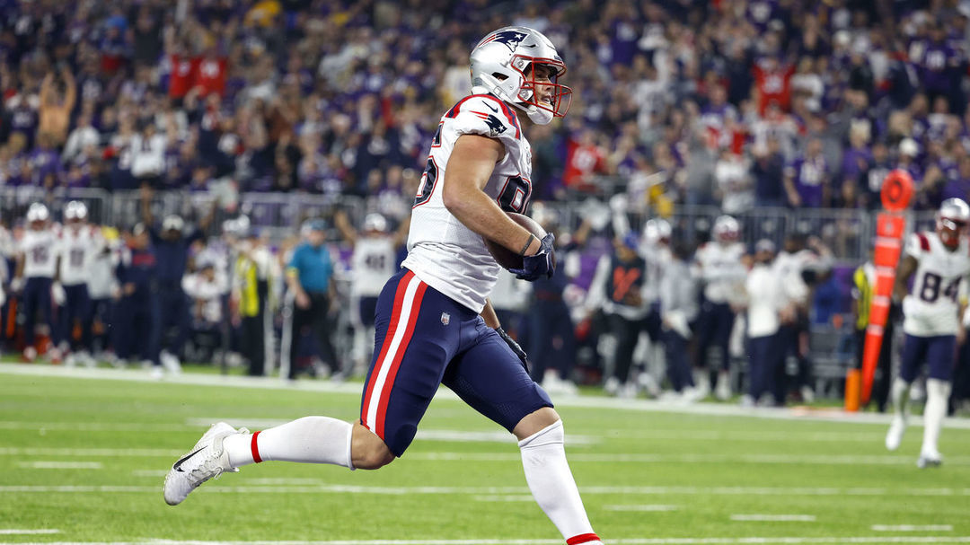 Patriots' Henry disagrees with overturned TD: 'I caught it' | theScore