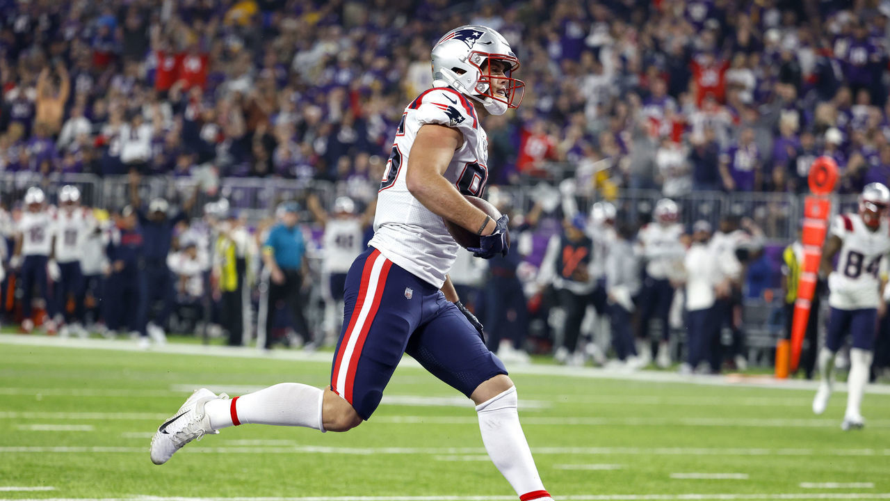MINNEAPOLIS, MINNESOTA - NOVEMBER 24: Hunter Henry #85 of the New England Patriots scores a touchdown against the Minnesota Vikings during the third quarter at U.S. Bank Stadium on November 24, 2022 in Minneapolis, Minnesota.