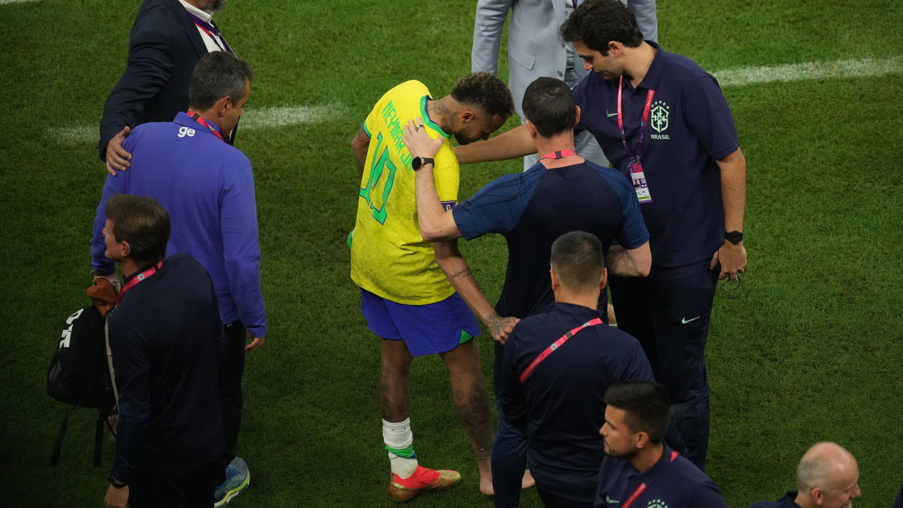 LUSAIL CITY, QATAR - NOVEMBER 24: Neymar of Brazil leaves the pitch after injury during the FIFA World Cup Qatar 2022 Group G match between Brazil and Serbia at Lusail Stadium in Lusail City, Qatar on November 24, 2022.