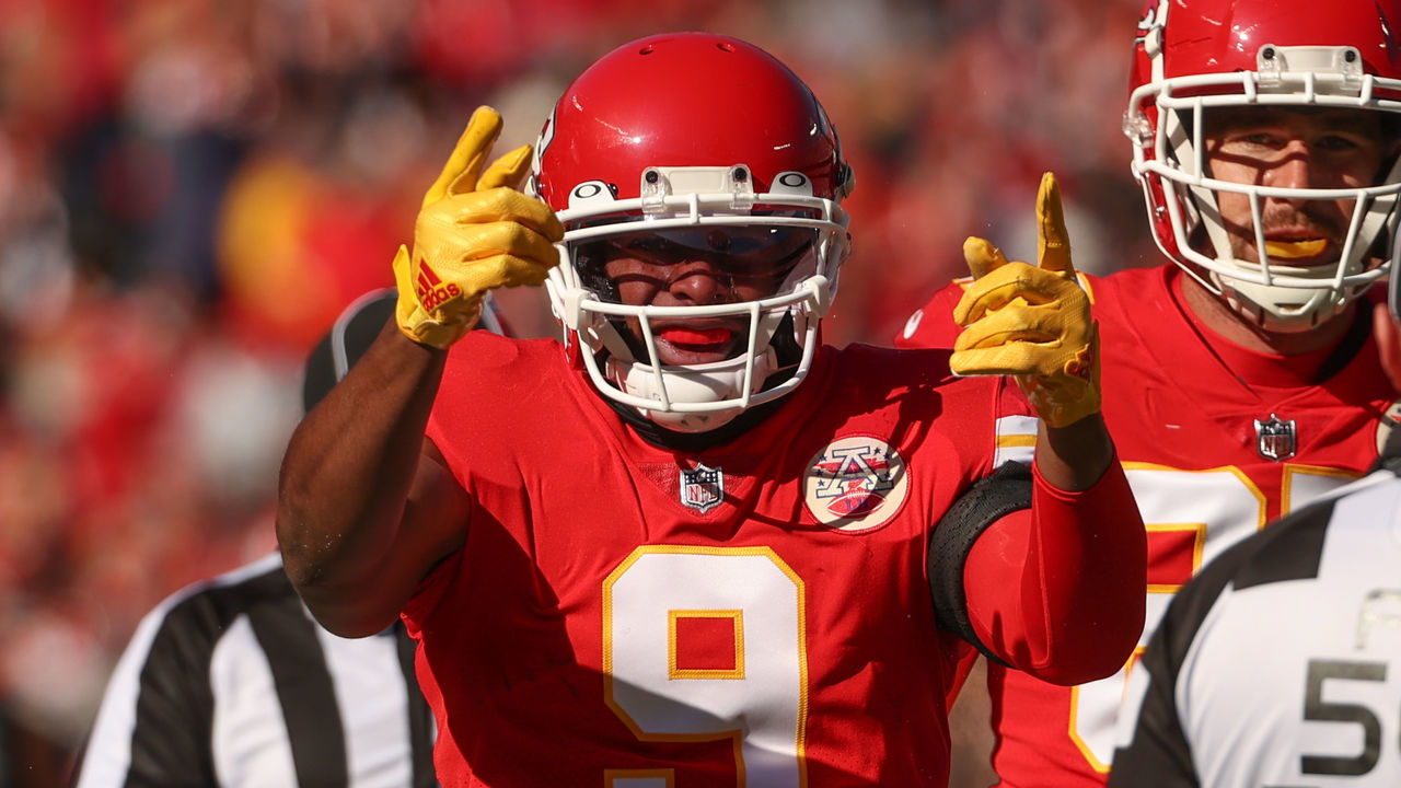 KANSAS CITY, MO - NOVEMBER 13: Kansas City Chiefs wide receiver JuJu Smith-Schuster (9) signals first down after a 25-yard reception in the first quarter of an NFL game between the Jacksonville Jaguars and Kansas City Chiefs on November 13, 2022 at GEHA Field at Arrowhead Stadium in Kansas City, MO.