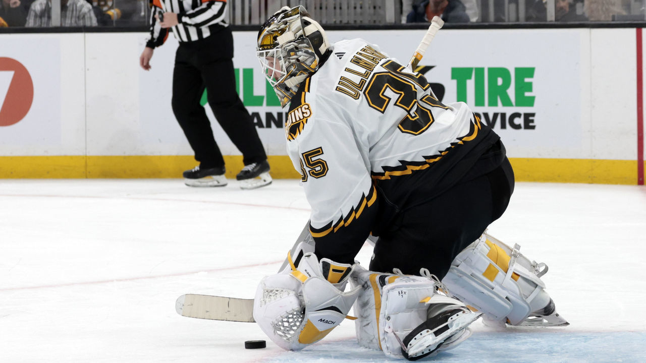 BOSTON, MA - NOVEMBER 07: Boston Bruins goalie Linus Ullmark (35) shelters the puck during a game between the Boston Bruins and the St Louis Blues on November 7, 2022, at TD garden in Boston, Massachusetts.