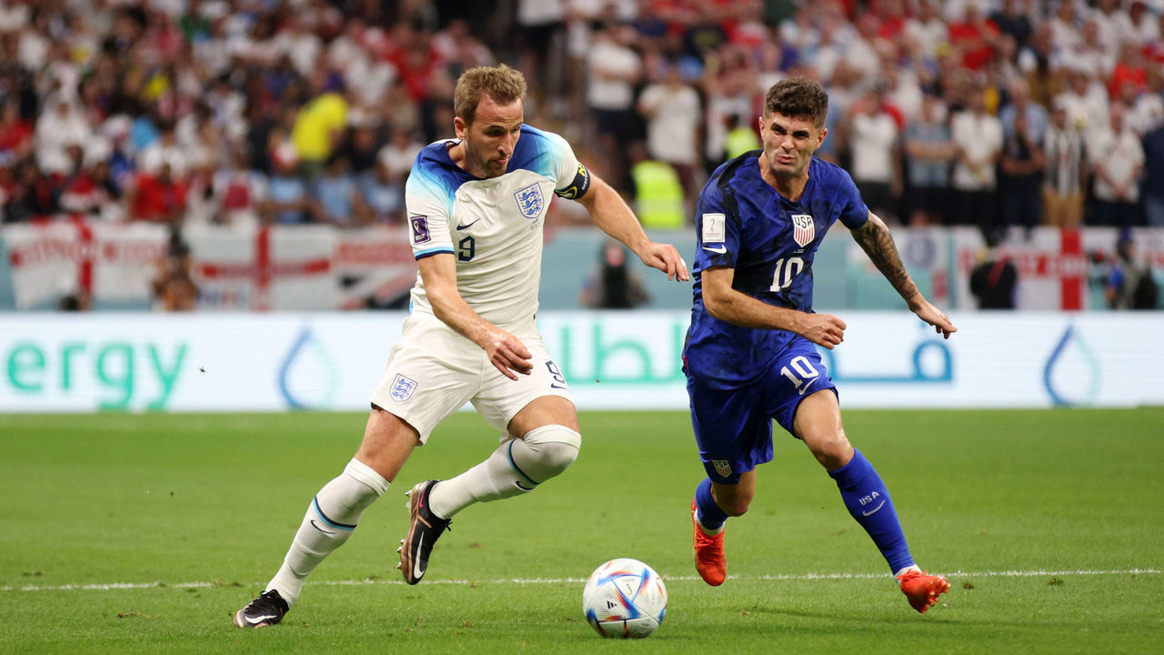 AL KHOR, QATAR - NOVEMBER 25: Harry Kane of England controls the ball under pressure of Christian Pulisic of United States during the FIFA World Cup Qatar 2022 Group B match between England and USA at Al Bayt Stadium on November 25, 2022 in Al Khor, Qatar.