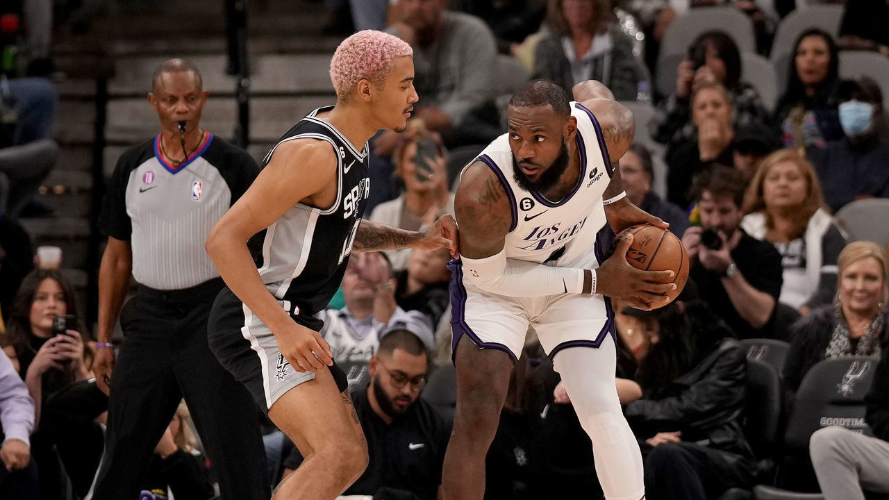 SAN ANTONIO, TX - NOVEMBER 26: Jeremy Sochan #10 of the San Antonio Spurs plays defense adamants LeBron James #6 of the Los Angeles Lakers during the game on November 26, 2022 at the AT&T Center in San Antonio, Texas. Mandatory Copyright Notice: Copyright 2022 NBAE (Photos by Darren Carroll/NBAE via Getty Images)