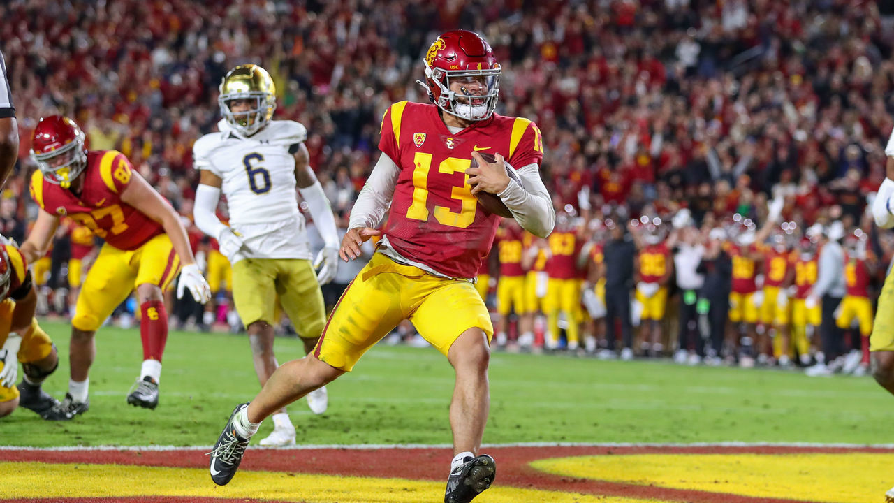 LOS ANGELES, CA - NOVEMBER 26: USC Trojans quarterback Caleb Williams (13) runs the ball for a touchdown during a college football game between the Notre Dame Fighting Irish against the USC Trojans on November 26, 2022, at United Airlines Field at The Los Angeles Memorial Coliseum in Los Angeles, CA.