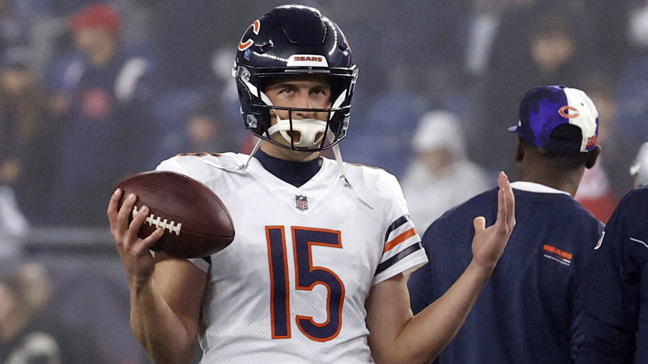 FOXBOROUGH, MA - OCTOBER 24: Chicago Bears quarterback Trevor Siemian (15) before a game between the New England Patriots and the Chicago Bears on October 24, 2022, at Gillette Stadium in Foxborough, Massachusetts.