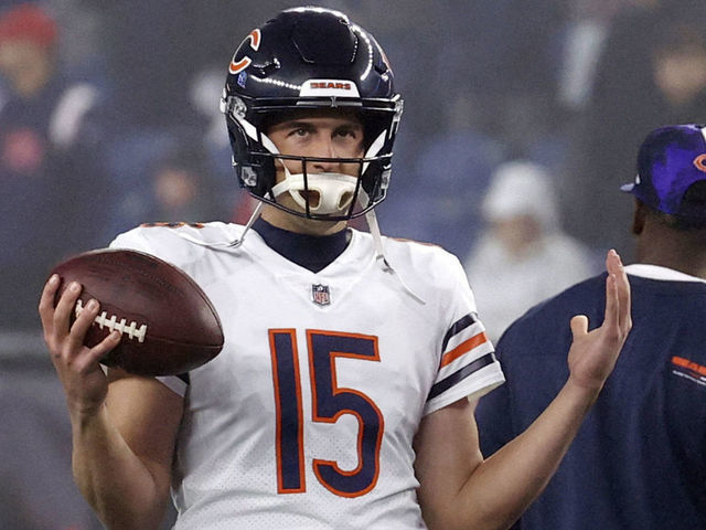 Chicago Bears quarterback Trevor Siemian (15) passes against the