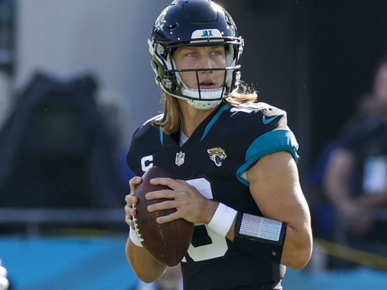 Jacksonville, FL, USA. 21st. November 2021. Der Jacksonville Jaguars  Quarterback Trevor Lawrence (16) wird vor dem Start des Halbfußballspiels  der NFL 49ers zwischen den San Francisco 1st und den Jacksonville Jaguars  auf